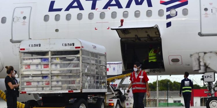 Novo lote de vacinas com doses da AstraZeneca e da Pfizer chega ao Ceará