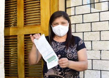 Auxiliar de serviços gerais Maria Luduína Amorim, do bairro Montese, foi uma dos 379 mil clientes Cagece a receber conta zerada (Foto: Ascom/Cagece)