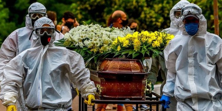 Com 2.165 mortes por Covid em 24h, Brasil tem ligeira queda em média móvel