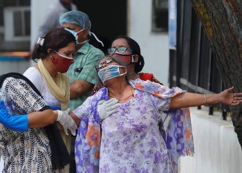 Indiana reage após saber que o filho morreu na cidade de Nova Delhi, em 12 de maio de 2021 (Foto: Adnan Abidi/Reuters)