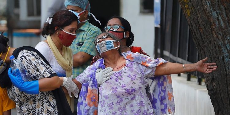 Indiana reage após saber que o filho morreu na cidade de Nova Delhi, em 12 de maio de 2021 (Foto: Adnan Abidi/Reuters)