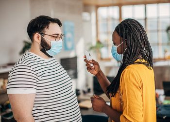 Segundo pesquisa feita no Reino Unido, quanto maior o índice de massa corpórea, maior a chance de agravamento da infecção pelo novo coronavírus. Risco é ainda maior entre jovens entre 20 e 39 anos de idade