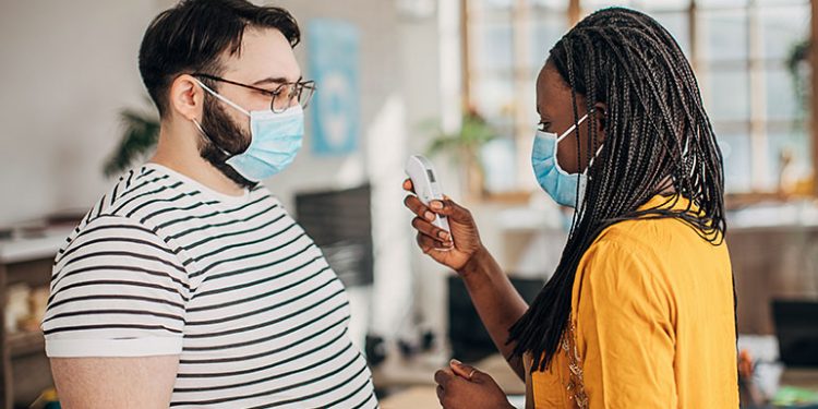 Obesidade contribui para agravamento da Covid-19 em jovens, aponta estudo