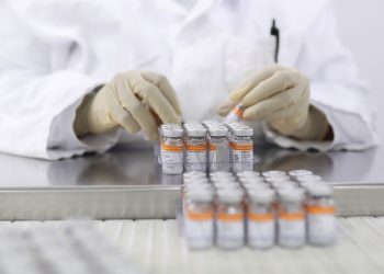 Linha de produção da CoronaVac, no Instituto Butantan, em SP (Foto: Amanda Perobelli/Reuters)