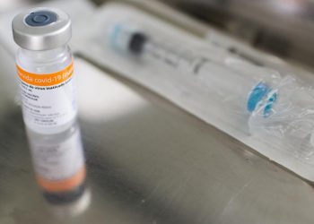 Frasco com Coronavac, vacina contra Covid-19 (Foto: Vincent Bosson/Fotoarena/Estadão Conteúdo)