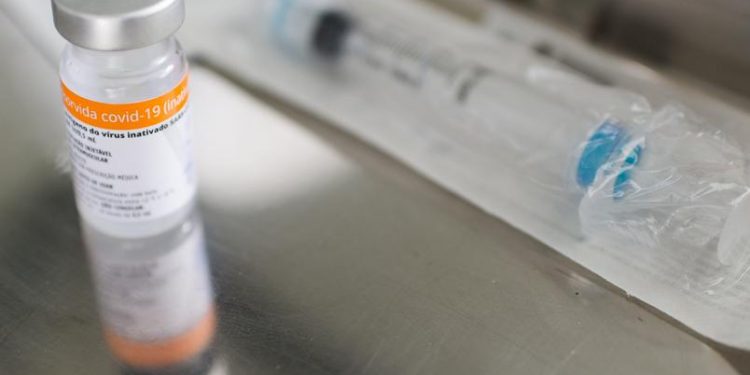 Remessa com 38 mil doses da CoronaVac é distribuída a todas as áreas do Ceará