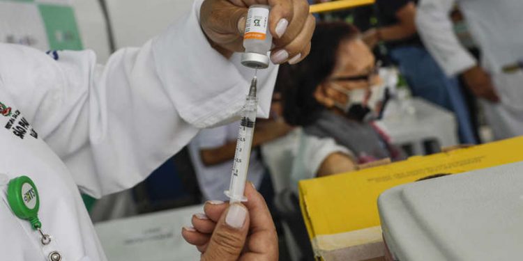 Ministério da Saúde define ordem de vacinação contra Covid de profissionais da educação