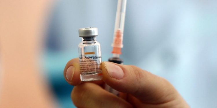 Justiça fixa multa de R$ 100 mil por dia contra União por atraso no envio de vacinas ao Ceará