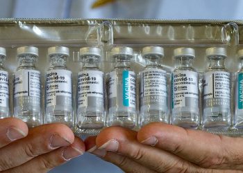 Vacinas fabricadas pela Fiocruz em parceria com a Astrazeneca e Universidade de Oxford (Foto: Fotoarena/Agência O Globo)