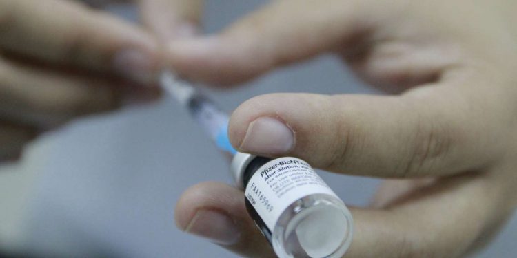 Ceará inicia vacinação de profissionais da educação; veja critérios