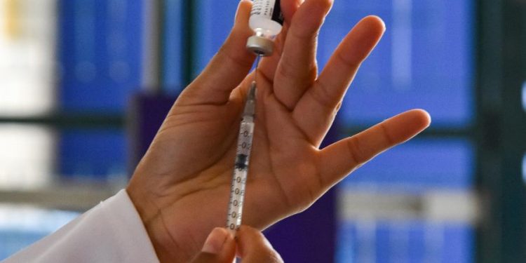 Vacinas da Pfizer e Oxford são efetivas contra variante indiana da Covid-19