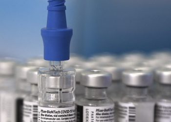 Um lote com mais de 45 mil doses da vacina deve ser entregue nesta segunda-feira ao Ceará (Foto: Luis Acosta/AFP)