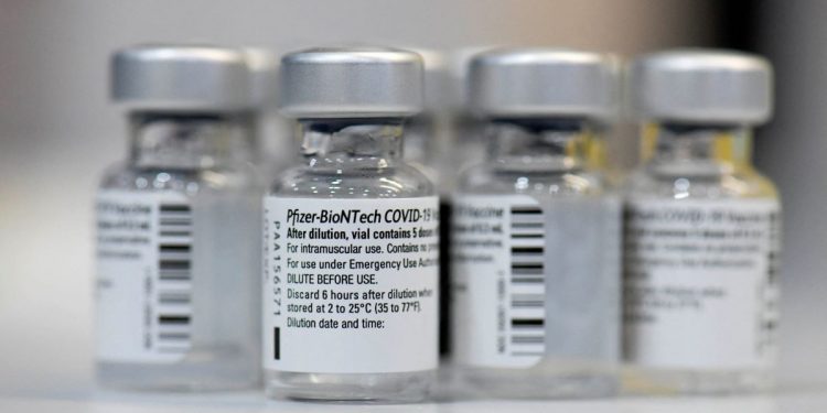 Ceará recebe 45.690 doses da vacina da Pfizer nesta segunda-feira (10), anuncia Camilo Santana