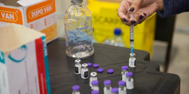 O que pode explicar as mortes de pessoas por Covid, mesmo após vacinadas