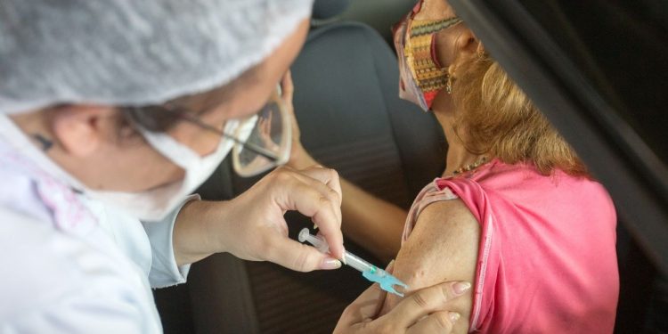 Ceará registra queda de mortes e internações de idosos acima de 75 anos após vacinação contra Covid