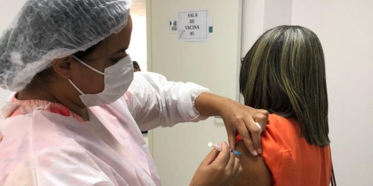 Documento que prevê volta obrigatória às escolas gera polêmica no início de vacinação de professores