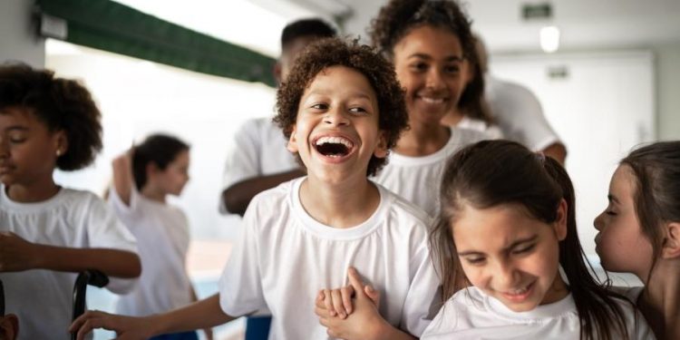 Crianças têm mais risco de adquirir do que transmitir Covid-19, revela estudo