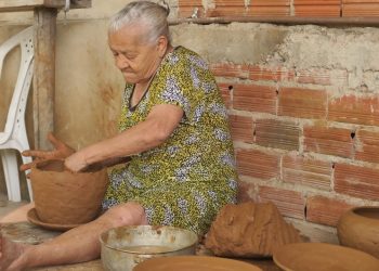Prestes a completar 85 anos, no próximo dia 22 de junho, Dasdores retomou o trabalho como “louceira” como uma forma de terapia (Foto: Antonio Rodrigues)