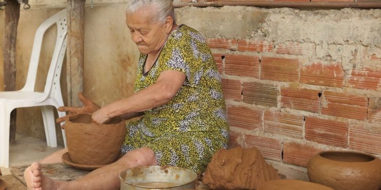 Do barro à vida: cratense volta a fabricar louças durante pandemia