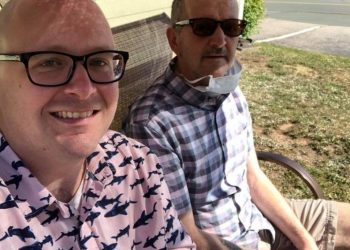 Roger Ellis (direita) começou a apresentar sintomas da doença em 2019, diz Steve Ellis (esquerda) (Foto: Cortesia Steve Ellis/via BBC)