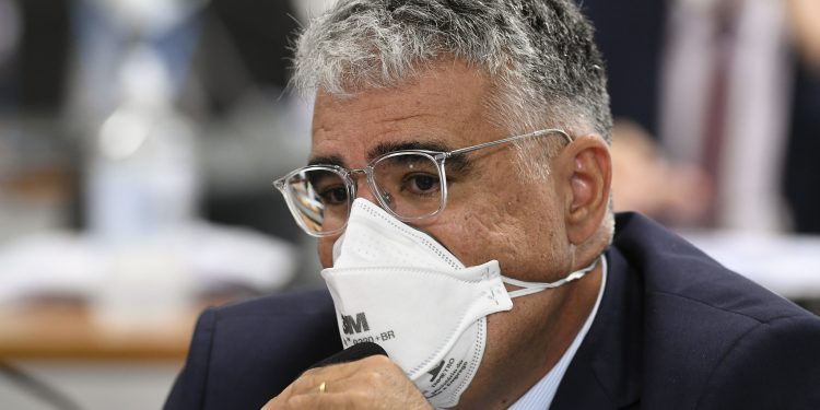 Eduardo Girão leva ‘invertida’ de Omar Aziz na CPI da Covid: “oportunista”; assista