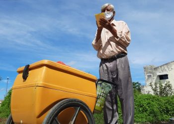 A renda diária de aproximadamente R$ 20 com a venda dos picolés, somada à sua aposentadoria, é utilizada para publicar suas poesias, que produz desde 1998 (Foto: Wandemberg Belém)