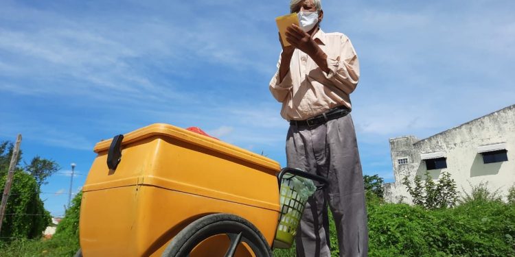 Poeta de 72 anos vende picolé para publicar suas poesias no interior do Estado