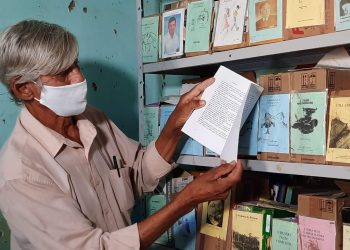 Poeta de 72 anos vende picolé para publicar suas poesias no interior do Estado