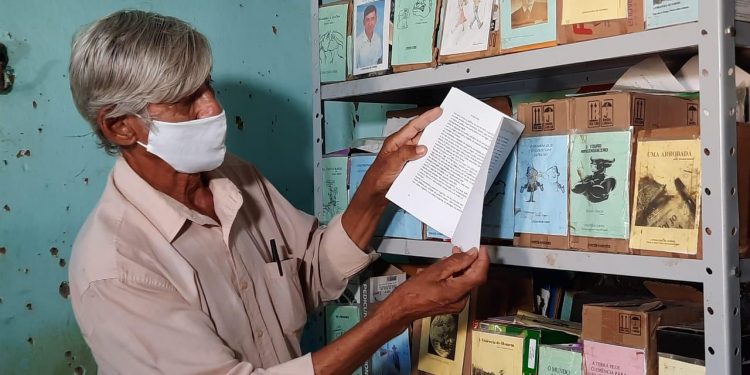 Poeta de 72 anos vende picolé para publicar suas poesias no interior do Estado