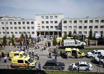 Ambulâncias e carros da polícia em frente a escola em Kazan, na Rússia, após ataque a tiros em 11 de maio de 2021 (Foto: Roman Kruchinin/AP)