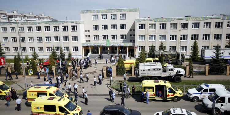 Alunos e professor são mortos em ataque a tiros em escola na Rússia