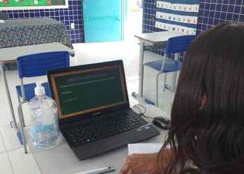 Sem acesso à internet, alguns alunos vão até à escola utilizar os equipamentos eletrônicos