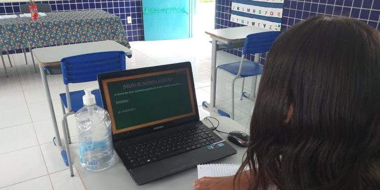 Professores percorrem zona rural para entregar tarefas e alunos compartilham celular para ter aula
