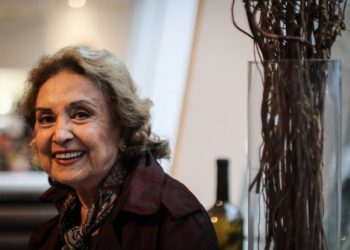 Eva Wilma é diagnosticada com câncer no ovário e está internada na UTI