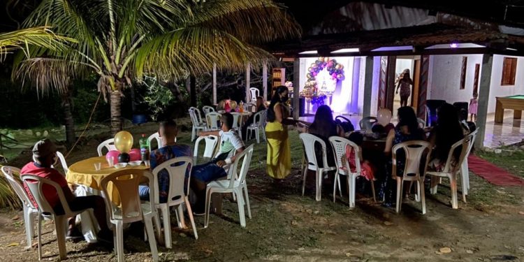 Festa de aniversário de 15 anos com 100 convidados é encerrada no distrito de Arajara, em Barbalha