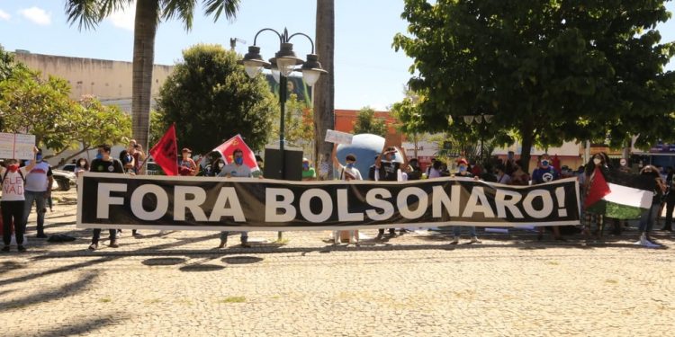 Faixas em Juazeiro do Norte pediam a saída de Jair Bolsonaro da presidência (Foto: Nivia Uchoa)