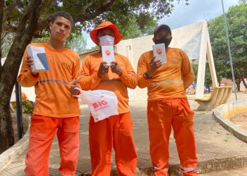 Garis ganharam novos celulares na manhã desta quinta-feira (13) em Juazeiro do Norte (Foto: Reprodução)