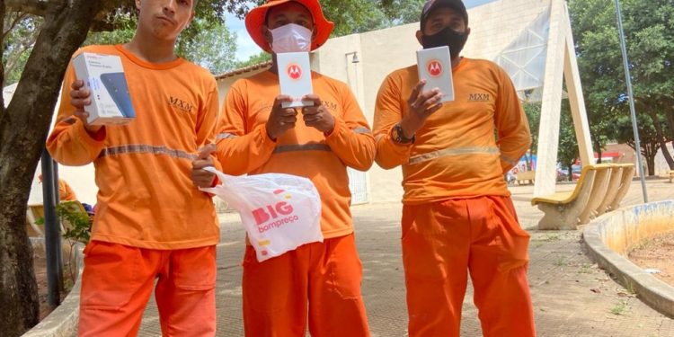 Garis ganharam novos celulares na manhã desta quinta-feira (13) em Juazeiro do Norte (Foto: Reprodução)