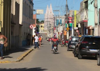 Mesmo com decreto que proíbe abertura de lojas de setores não essenciais, o centro de Jardim evidencia o descumprimento: lojas abertas e movimento de compradores (Foto: Antonio Rodrigues)