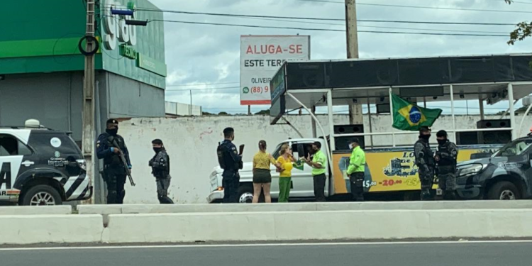 Manifestação pró-Bolsonaro em Juazeiro do Norte é dispersada e até helicóptero é usado