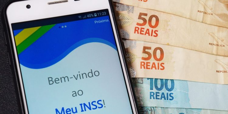 Aposentados do INSS já podem consultar valor do 13º salário; pagamento começa dia 25