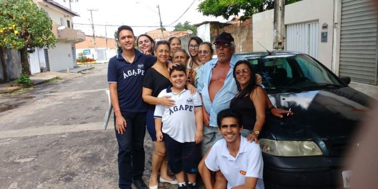 Dia das mães: Mulher adota irmãos em Morada Nova e cuida deles desde a infância