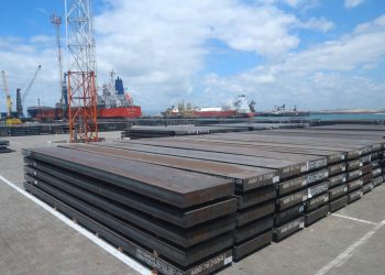 Dentro da pauta exportadora cearense o item “ferro, ferro fundido e aço”, que inclui as placas de aço produzidas pela Companhia Siderúrgica do Pecém (CSP), totalizou US$ 124,6 milhões em vendas ao exterior no quarto mês do ano (Foto: Natinho Rodrigues)