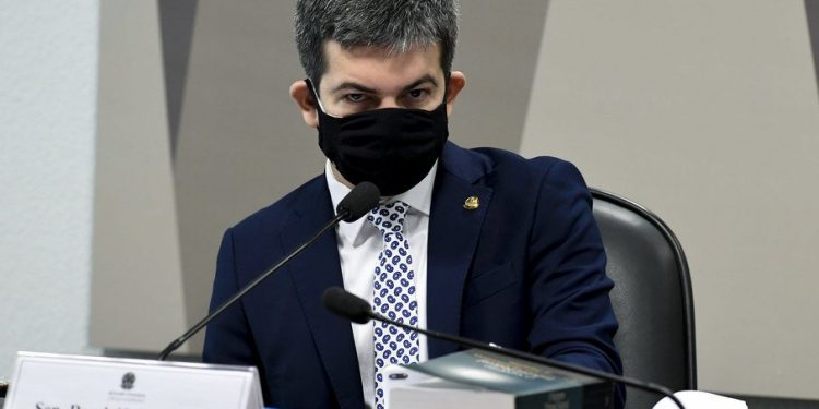 Randolfe pede que presidente da CBF seja convocado para depor na CPI da Covid