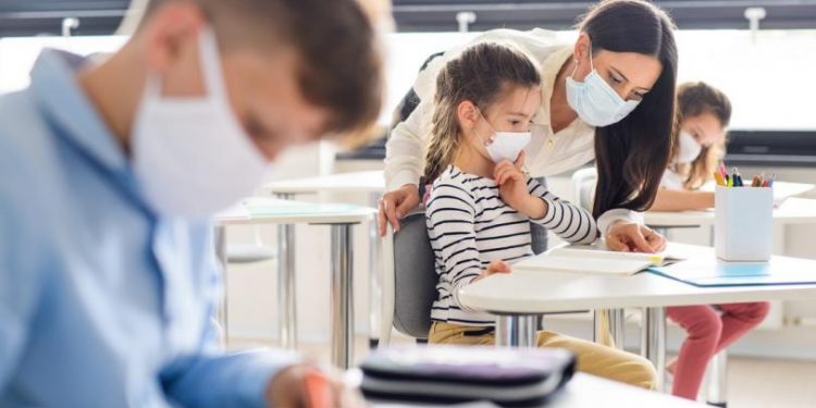 Vacinação de professores no Ceará será discutida entre Governo e prefeituras