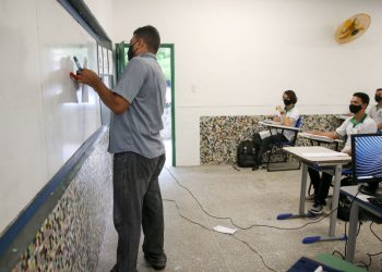 Professores serão vacinados a partir da próxima semana, garante Camilo Santana