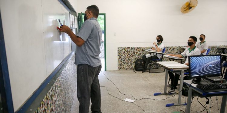 Professores serão vacinados a partir da próxima semana, garante Camilo Santana