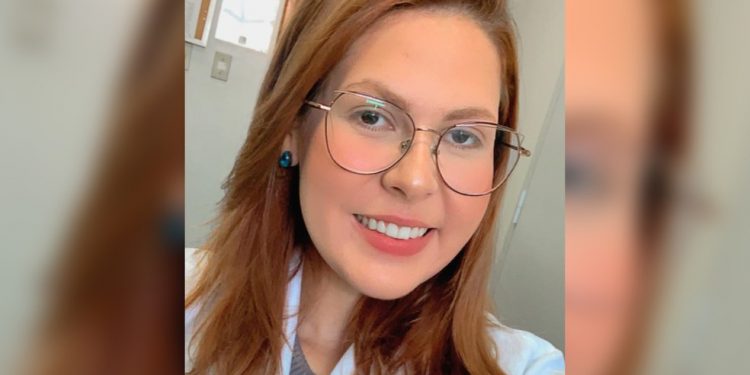 Filha de servente de pedreiro e costureira ganha bolsa de estudos em Harvard e precisa de ajuda para custear gastos