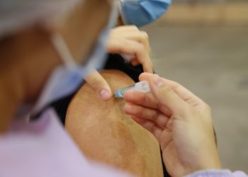 Com início nesta terça-feira (11), 2ª fase da vacinação contra a gripe prioriza idosos e professores