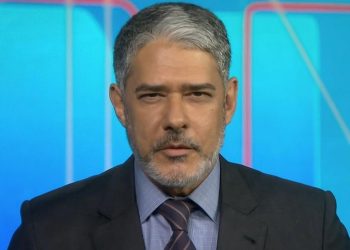 De volta ao Jornal Nacional, William Bonner homenageia Lula e aparece com barba